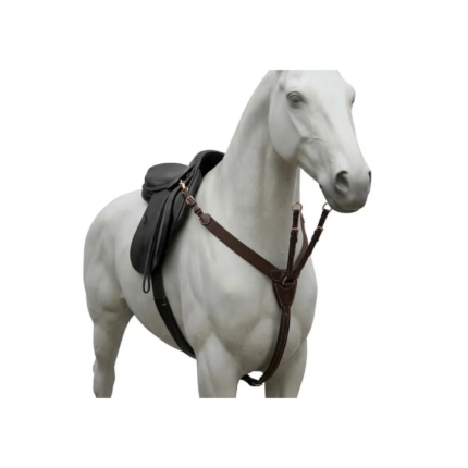 Pettorale progettato per mantenere la sella perfettamente salda e stabile, garantendo al contempo totale libertà alla spalla del cavallo. La parte centrale inferiore che scende verso il sottopancia è arricchita da un inserto bombato in cuoio rifinito con una fila continua di clicher in ottone lucido. Gli inserti laterali sulle spalle sono realizzati in elastico tubolare a triplo strato ad alta tenuta in tinta con il cuoio, studiati per ammortizzare i movimenti, distribuire la pressione sul petto e non vincolare l’azione articolare delle spalle durante la parabola del salto. La forchetta è staccabile e regolabile, dotata di anelli in ottone lucido per il passaggio delle redini.