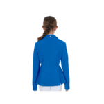 Giacca bambini da concorso slim fit Equestro X FISE realizzata in tessuto tecnico, morbido ed elastico, per una maggiore libertà di movimento, pur mantenendo l'eleganza tipica dei prodotti Equestro. La giacca è dotata di tre bottoni frontali, pratiche tasche con zip e polsini con chiusura a tre bottoni. I bottoni reversibili offrono la possibilità di doppia chiusura maschio/femmina. Il capo è rifinito con il dettaglio iconico del logo Equestro in rilievo sulla spalla destra e San Giorgio ricamato sulla spalla sinistra.