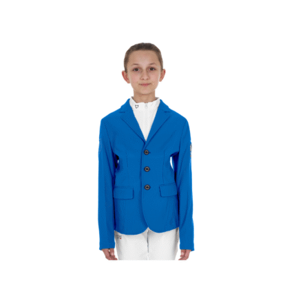 Giacca bambini da concorso slim fit Equestro X FISE realizzata in tessuto tecnico, morbido ed elastico, per una maggiore libertà di movimento, pur mantenendo l'eleganza tipica dei prodotti Equestro. La giacca è dotata di tre bottoni frontali, pratiche tasche con zip e polsini con chiusura a tre bottoni. I bottoni reversibili offrono la possibilità di doppia chiusura maschio/femmina. Il capo è rifinito con il dettaglio iconico del logo Equestro in rilievo sulla spalla destra e San Giorgio ricamato sulla spalla sinistra.
